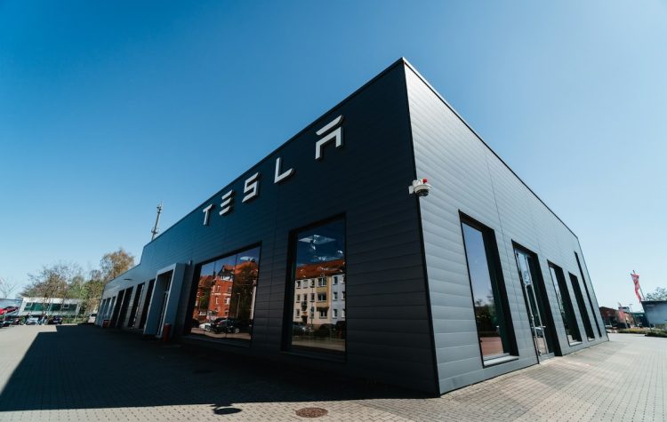 Les avancées du système de conduite autonome Tesla avec la mise à jour FSD v14.3