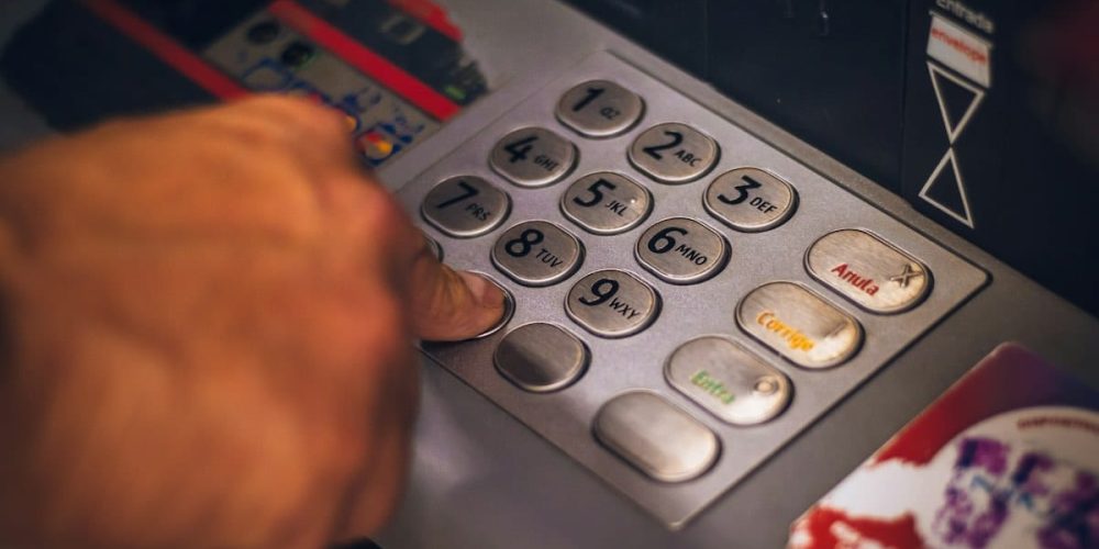 Retrait d&rsquo;argent à un distributeur : seuil d&rsquo;alerte bancaire et vigilance accrue des banques