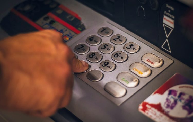 Retrait d&rsquo;argent à un distributeur : seuil d&rsquo;alerte bancaire et vigilance accrue des banques