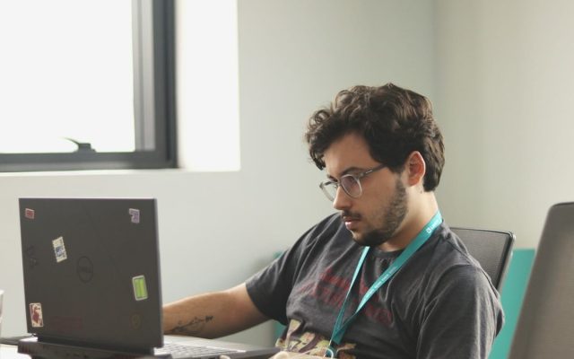 La prime d&rsquo;activité et l&rsquo;exclusion des apprentis : une question de budget et de justice sociale
