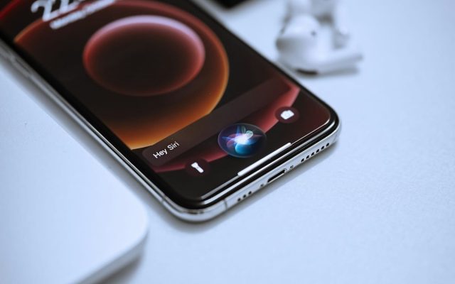 Pourquoi Siri AI est-il bloqué en Europe et quelles sont les conséquences des négociations d&rsquo;Apple avec Bruxelles ?